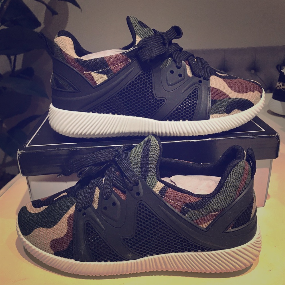 Qupid women’s 8.5 Camo print sneakers tennis shoe